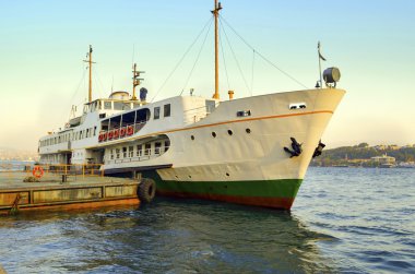 Istanbul, Karaköy iskelesi havada feribot