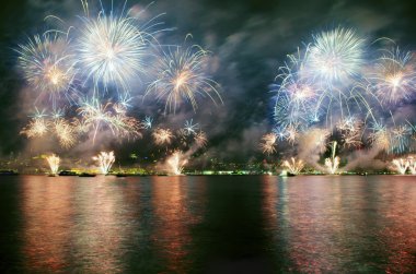 Istanbul boğazı havai fişek gösterisi 