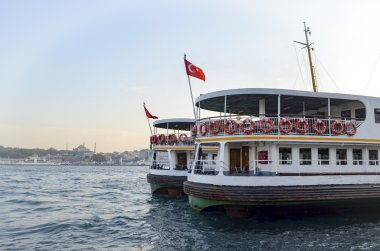Istanbul, Karaköy iskelesi havada feribot. Arka tarafta Ayasofya Müzesi