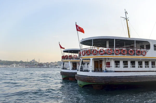 Istanbul, Karaköy iskelesi havada feribot. Arka tarafta Ayasofya Müzesi