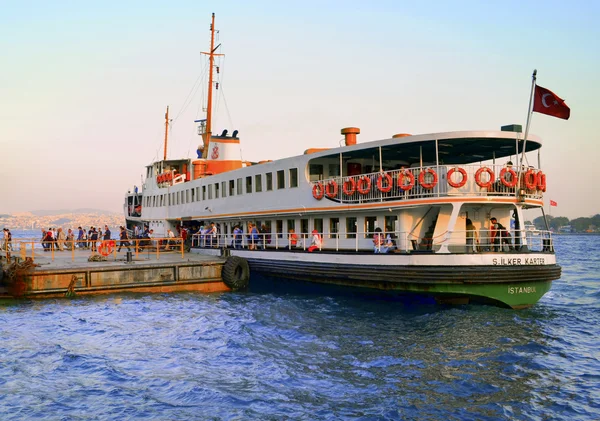 Estambul, ferry en el muelle de Karakoy — Foto de Stock