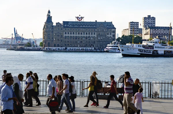 Estreito de Istambul, Kadikoy Pier, Haydarpasa estação ferroviária e F — Fotografia de Stock