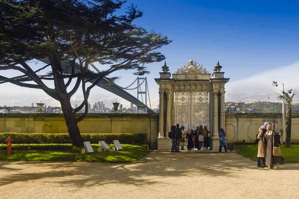 Beylerbeyi Palast. Besucher beobachten die Tore des Landschaftspalastes. — Stockfoto