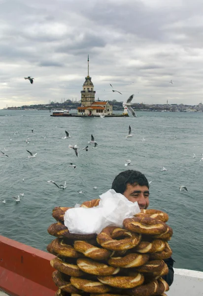 Maiden Tower. Mladý prodavač (Simit) chléb dodavatele. — Stock fotografie