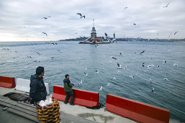 Maidens Tower in Istanbul, Turkish bagel salesman — Stock Photo, Image