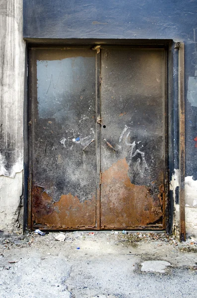 Rusty metal, ferrous metal plate used for security purposes. Bac — Stock Photo, Image