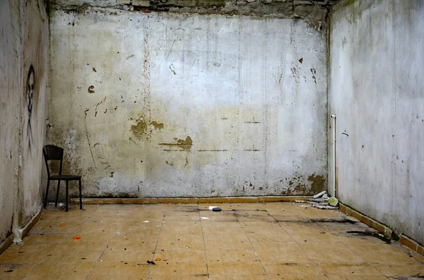 Abandonado arruinar la habitación. una silla en la esquina. antecedentes —  Fotos de Stock