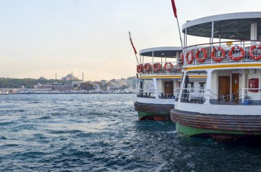 Istanbul, Karaköy iskelesi havada feribot. Arka tarafta Ayasofya Müzesi