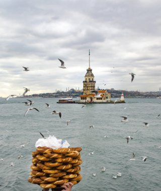 Kızlık kulesi. Bir genç satıcı (Simit) ekmek satıcı. 