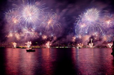 Istanbul boğazı havai fişek gösterisi 