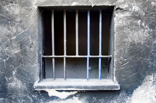 Старые стены, ржавые окна с железными решетками - задний план — стоковое фото