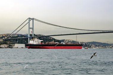 Benzin tankeri gemi Boğaz üzerinde hareket