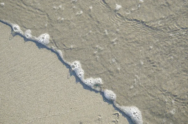 Spiaggia costiera, acqua in movimento e superficie sabbiosa — Foto Stock