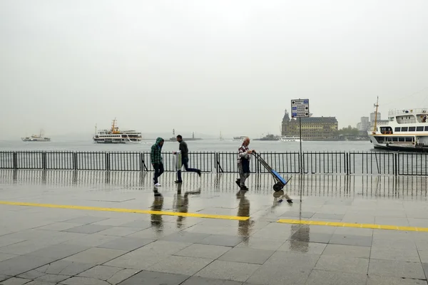 La côte pluvieuse d'Istanbul, gens et navires — Photo