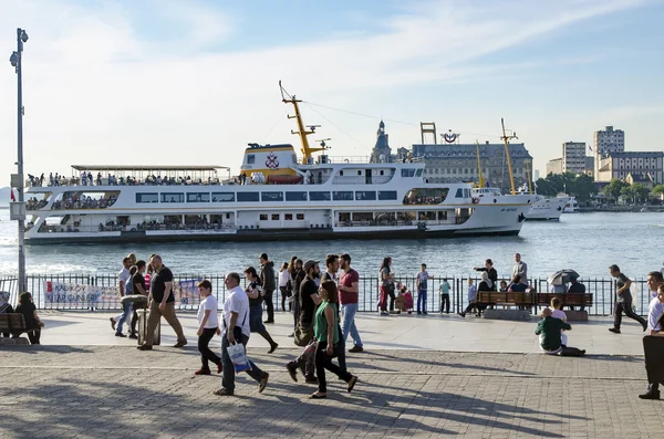 Kadikoy pier och piren flyttar — Stockfoto