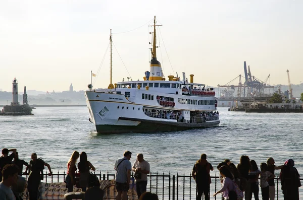 Strait of Istanbul, Kadikoy Pier and Ferries. — Stock Photo, Image