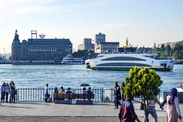 El nuevo ferry para Estambul, Muelle Kadikoy . —  Fotos de Stock