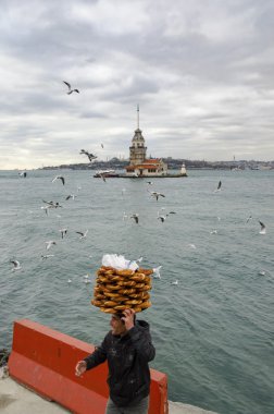 Kızlık kulesi. Bir genç satıcı (Simit) ekmek satıcı. 