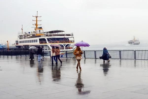 下雨天伊斯坦布尔海岸，人和船 — 图库照片