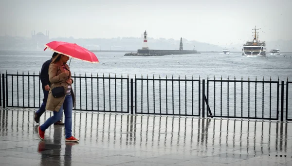 Rainy Istambul costa, pessoas e navios — Fotografia de Stock