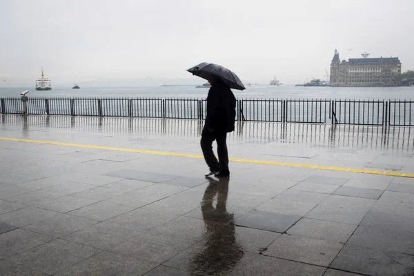 Costa di Istanbul piovosa, persone e navi Foto Stock