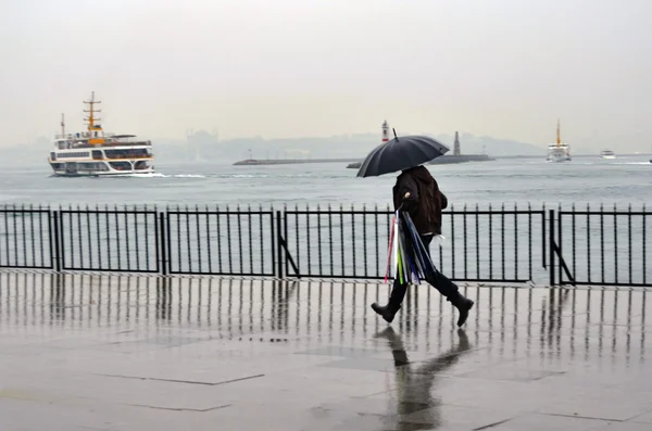 Estambul barco de vapor muelle personas caminando bajo la lluvia . — Foto de Stock