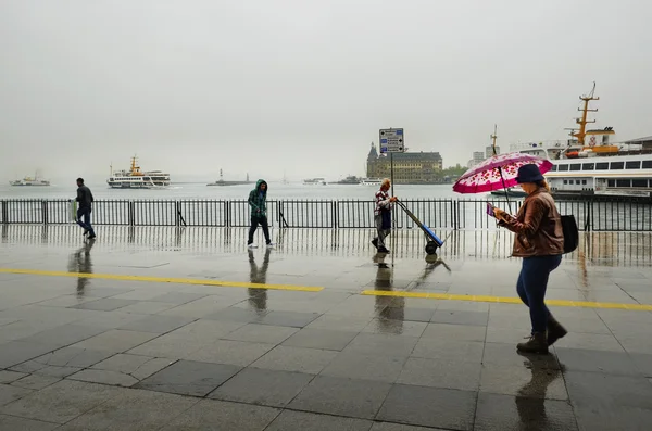 Istanbul jetée de bateau à vapeur personnes marchant sous la pluie . Photos De Stock Libres De Droits