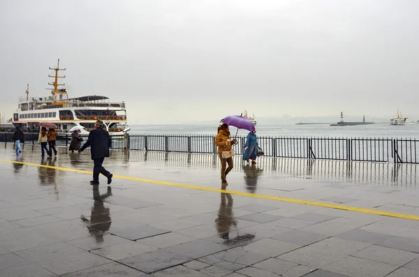 Istanbul jetée de bateau à vapeur personnes marchant sous la pluie . Images De Stock Libres De Droits