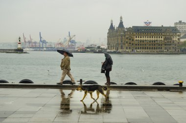 Istanbul Vapur İskelesi insanlar yağmur altında.