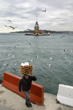 Kızlık kulesi. Bir genç satıcı (Simit) ekmek satıcı. 