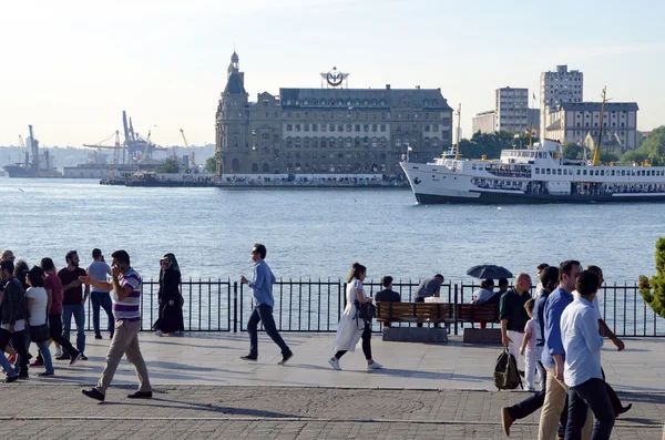 O cais de Kadikoy e o cais em movimento — Fotografia de Stock