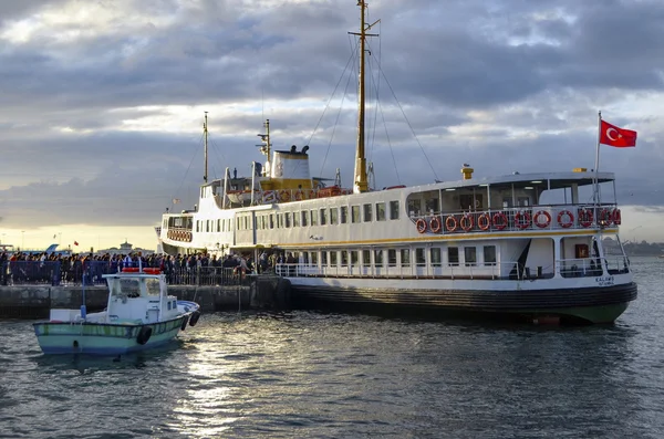 Személyszállító komp a mólón Istanbul Kadikoy — Stock Fotó