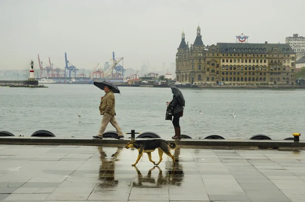 Istanbul jetée de bateau à vapeur personnes marchant sous la pluie . Photos De Stock Libres De Droits