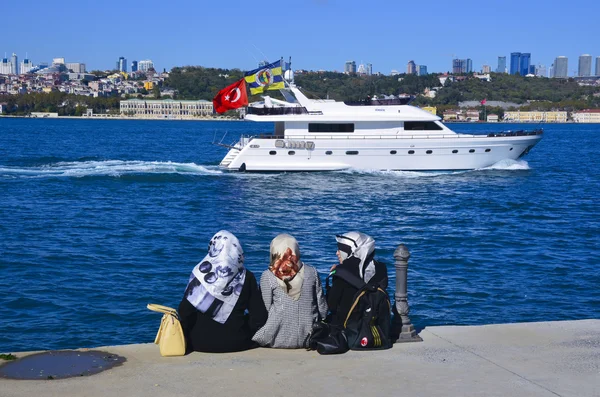 Наслаждайтесь Стамбульским босфорским женским ландшафтом — стоковое фото