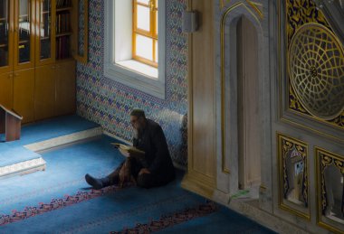 Camide Kur'an okuyarak Müslümanlar huzur bulmak