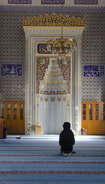 Camide Namaz kılan Genç Müslüman Kadın — Stok fotoğraf