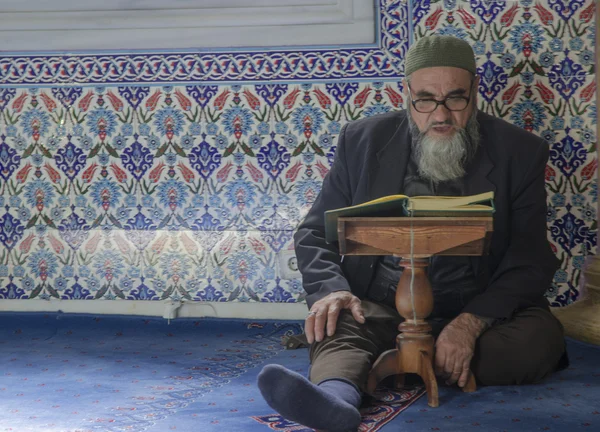 Muslime finden Frieden, indem sie den Qran in der Moschee lesen — Stockfoto