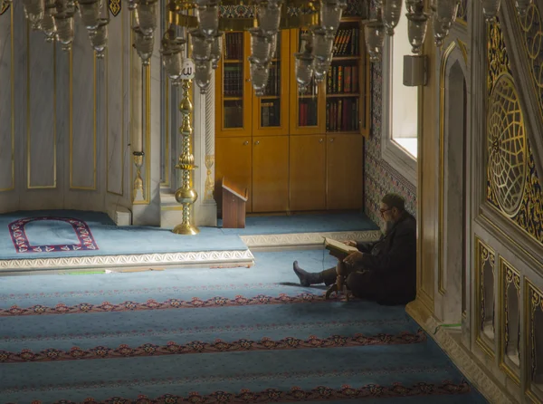 I Koranen finner muslimer fred ved å lese Koranen i moskeen – stockfoto