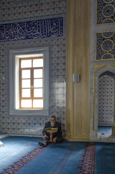 Muzułmanie znaleźć spokój przez czytanie Koranu w meczecie — Zdjęcie stockowe