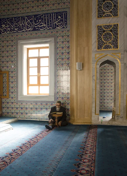 Muslimer finna frid genom att läsa Koranen i moskén — Stockfoto