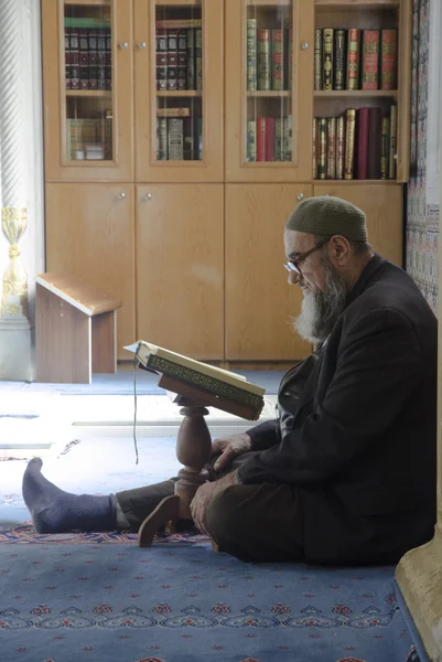 Muslime finden Frieden, indem sie den Qran in der Moschee lesen — Stockfoto