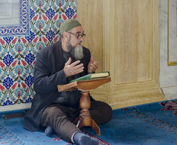 Muslime finden Frieden, indem sie den Qran in der Moschee lesen — Stockfoto