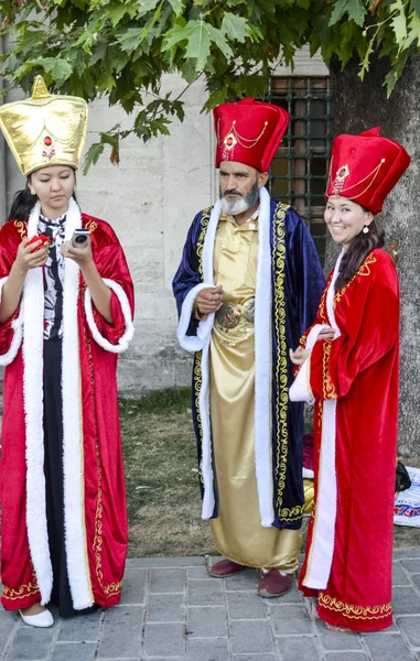 Tourists in Istanbul Topkapi palace garden, posed with the Ottom — Stock Photo, Image