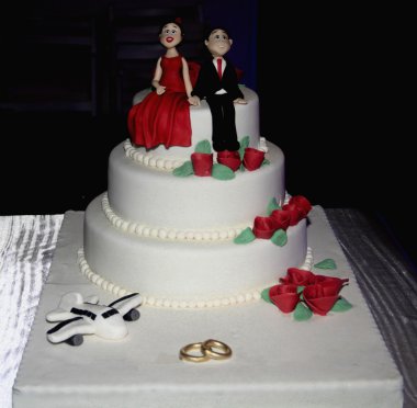 Nişanlı çift düğün pastası üzerinde