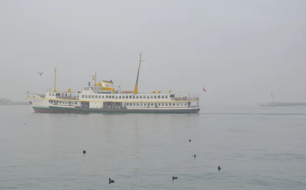 Estambul dificultades de garganta viaje en ferry en la niebla — Foto de Stock