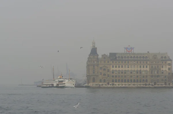 Isztambul torok nehézségek komp út a ködben — Stock Fotó