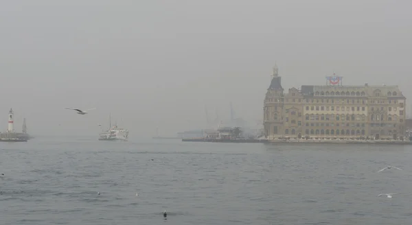 Istambul garganta dificuldades passeio de balsa no nevoeiro — Fotografia de Stock