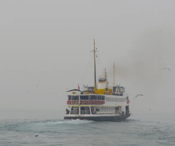 Estambul dificultades de garganta viaje en ferry en la niebla — Foto de Stock