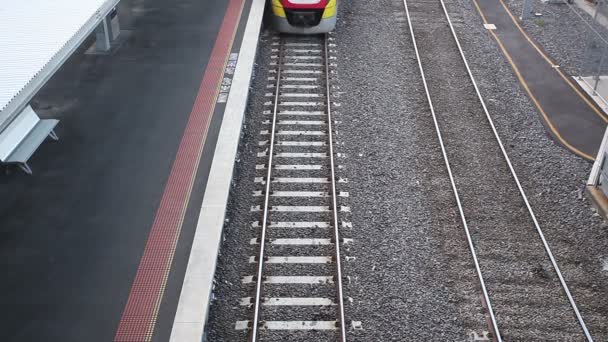 Tren que llega a una estación de tren — Vídeos de Stock