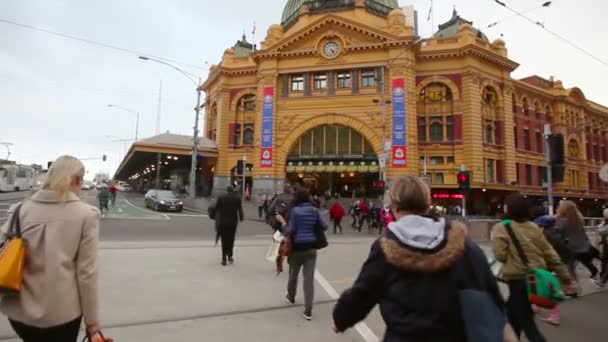 Hlediska záběr lidí přes přechod pro chodce v centru Melbourne, Austrálie — Stock video